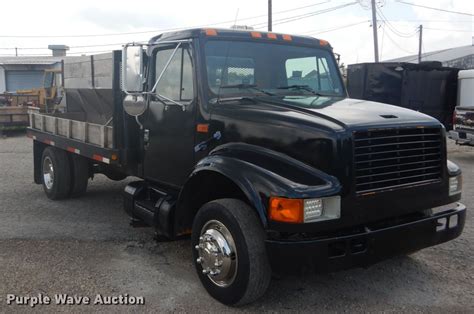 1999 International 4700 flatbed truck in Saint Charles, MO | Item DH5133 sold | Purple Wave