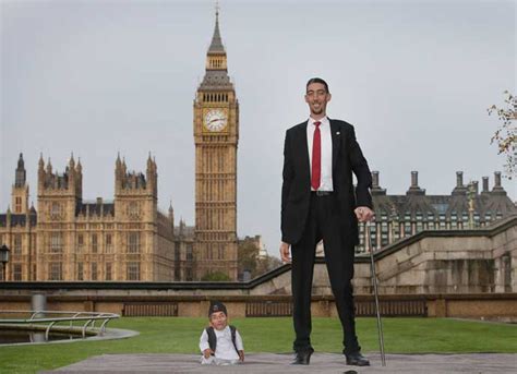 LONDON, ENGLAND - NOVEMBER 13: The shortest man ever, Chandra Bahadur ...