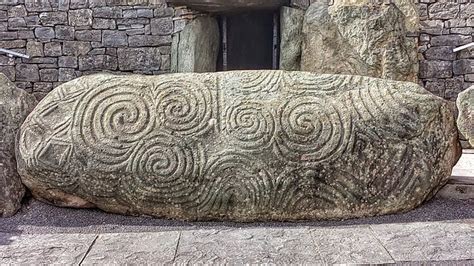 File:Newgrange entrance stone.jpg - Wikimedia Commons