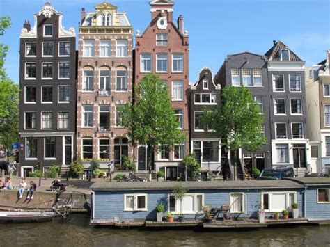 Why are Amsterdam houses crooked?