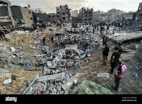 Jabalia, Palestinian Territories. 01st Nov, 2023. Palestinians inspect destroyed buildings ...