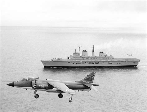 HMS Invincible & Sea Harrier | Caças, Navio