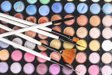 Makeup artist paints lips with lip pencil - Creative Commons Bilder