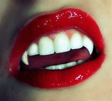 Pin de Karen King em Vampire | Dentes de vampiro, Arte dos lábios, Boca de vampiro