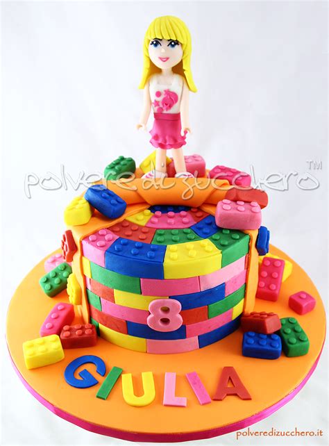 Torta decorata Lego Friends: con Stephanie tridimensionale in pasta di zucchero e mattoncini ...