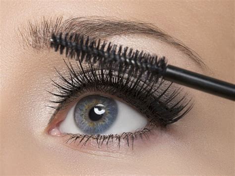 how to apply mascara properly