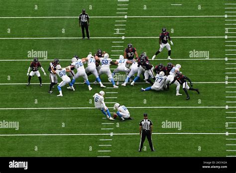 Los Angeles Chargers place kicker Dustin Hopkins (6) kicks a 37 yard ...