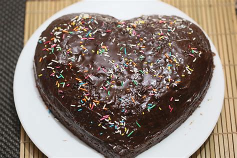 How to Make a Moist Mayo Chocolate Cake: 7 Steps (with Pictures)