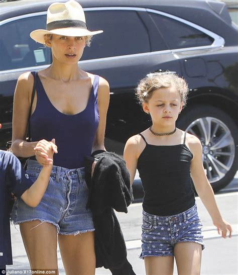 Nicole Richie goes for stroll with kids in LA - WSTale.com