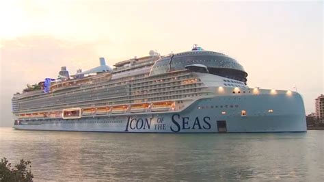 Crew of the giant Icon of the Seas cruise ship rescues 14 people adrift ...