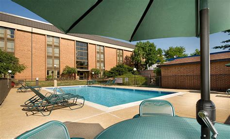 Pear Tree Inn St. Louis Airport - Drury Hotels