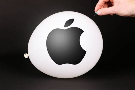 Hand uses a needle to burst a balloon with Apple logo - Creative Commons Bilder