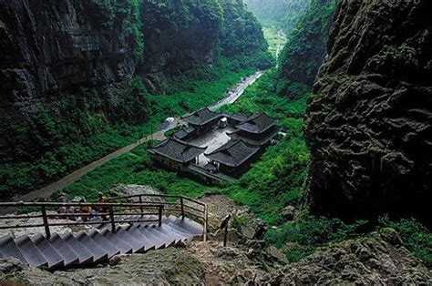 World's biggest sinkhole a sight to be-hole-d - China.org.cn