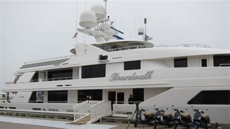 Frank gets tour of Fertitta's yacht