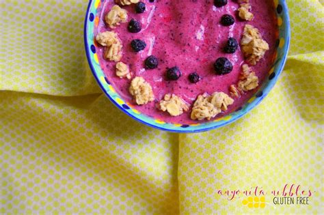 Anyonita Nibbles: Gluten Free Strawberry & Blueberry Smoothie Bowl