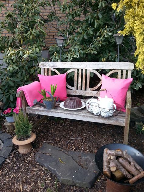 Gartenbank im Frühling | Garten, Vorgärten dekorieren, Garten deko