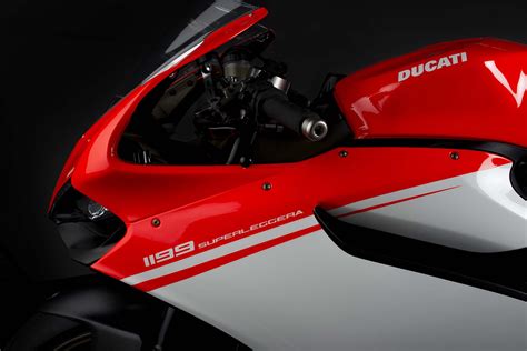 Video: Ducati 1199 Superleggera - The Power of Lightness - Asphalt & Rubber