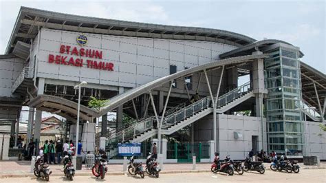 Warga Jajal Stasiun Bekasi Timur yang Baru - foto Tempo.co