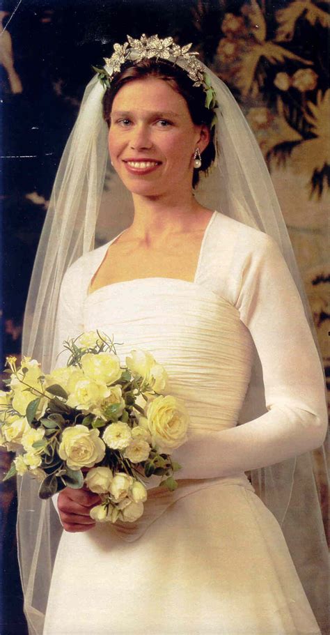 Inglaterra - 1994 Sara | Royal wedding gowns, Royal wedding dress, Royal brides