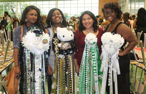 Texas-sized mums: a Homecoming tradition – The Colt