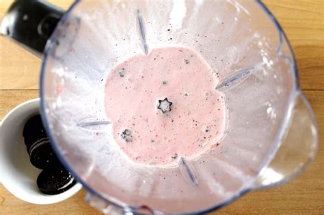 Strawberry Oreo Milkshake - Give me a fork