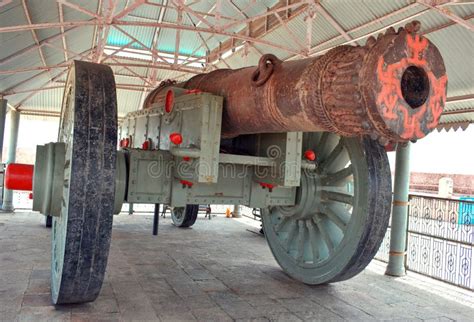 Largest Historic War Cannon Display at Jaigarh Fort, Jaipur, Rajasthan ...