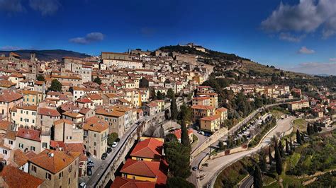 Cortona - Tuscan Wine Region | Wine-Searcher