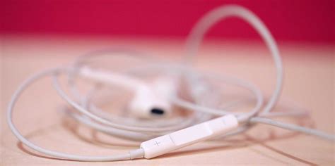 14 things you didn't know your iPhone headphones could do Read more: http://www.businessinsider ...