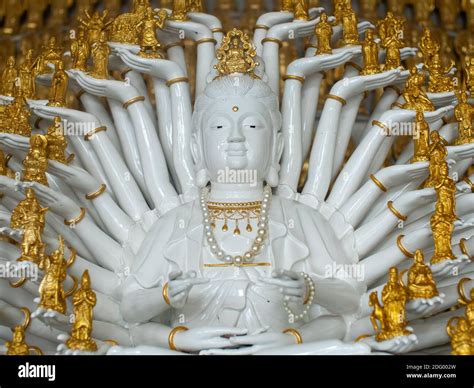 Gold statue multiple arms hi-res stock photography and images - Alamy