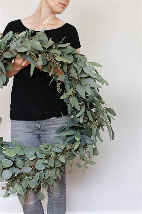 How To Make An Oversize Eucalyptus Wreath - Hello Nest | Guirlanda, Natal verde, Guirlandas