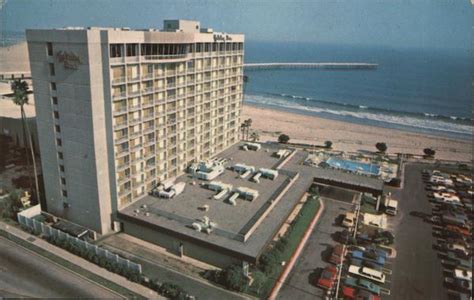 Holiday Inn on the Beach Ventura, CA Postcard