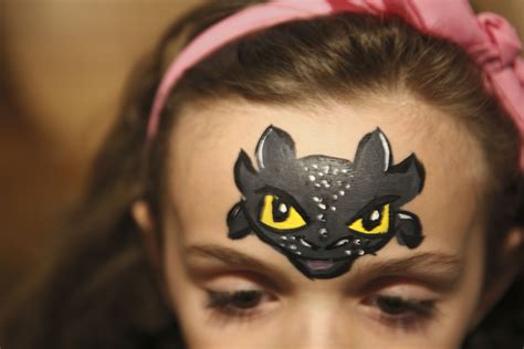 How To Train Your Dragon: Toothless | Dragon face painting, Face ...