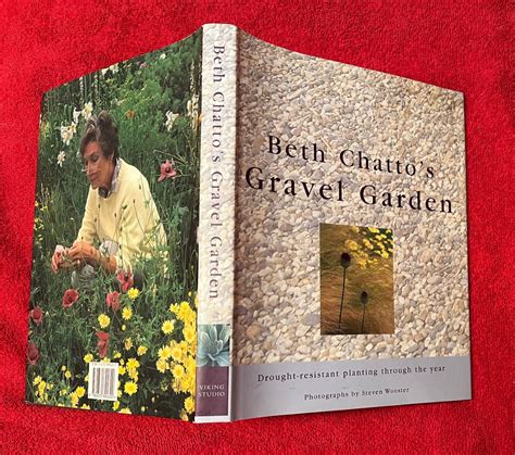 Beth Chatto's Gravel Garden, Drought-resistant planting through the year (FIRST EDITION) by Beth ...