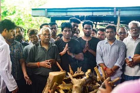 Comic-actor Raju Srivastava cremated in Delhi, son Ayushmaan performs ...