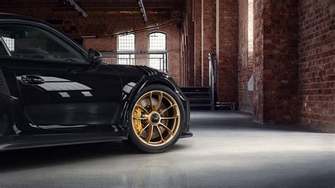 Porsche 911 GT3 RS Looks The Part With Factory Gold-Painted Wheels