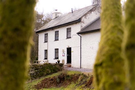 Nine hostels for cosy winter breaks in the UK | LiveMore YHA