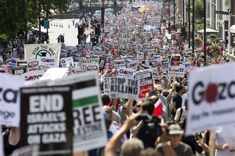 Palestine solidarity goes mainstream in UK as 100,000 march in London | The Electronic Intifada