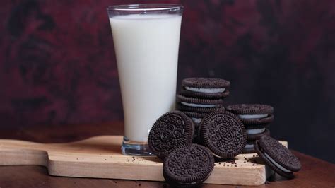 This Is How Long You Should Dunk An Oreo, According To Science