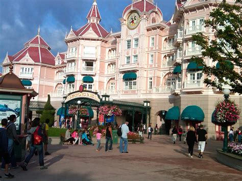 Disneyland Hotel - Euro Disney - amazing place to stay. Disneyland ...