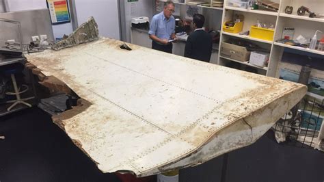 Search for MH370 gives up possible personal items | CNN