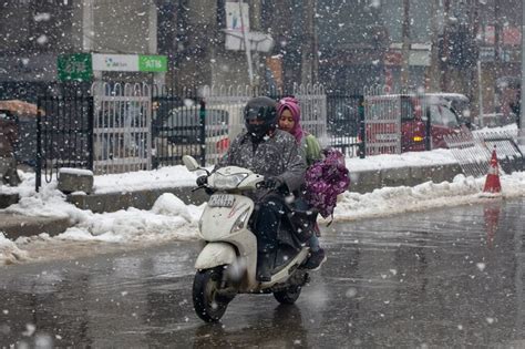 Kashmir embraces heavy snowfall, Kashmir snowfall