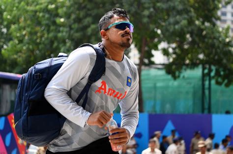 Maheesh Theekshana arrives for the game | ESPNcricinfo.com