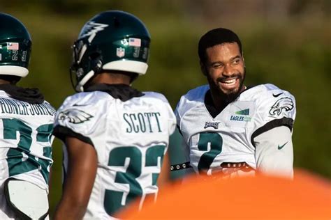 Philadelphia Eagles cornerback Darius Slay brings his teammates together