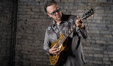 Joe Bonamassa shows you his tips and tricks for soloing over a minor ...