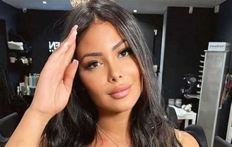 Maeva Ghennam avant la chirurgie esthétique : Une photo choc refait surface