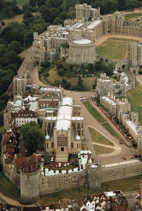 St George’s Chapel with Round Tower and Windsor Castle, Windsor, England Beautiful Castles ...