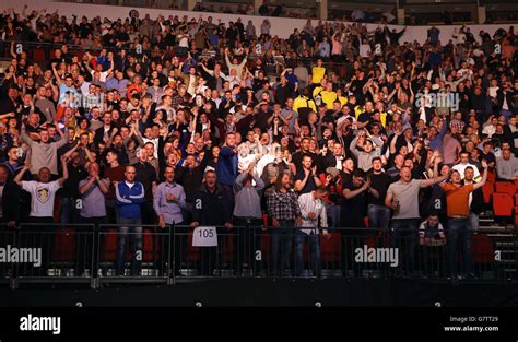 Boxen - First Direct Arena. Boxfans jubeln an den Ständen der ersten Direct Arena in Leeds ...