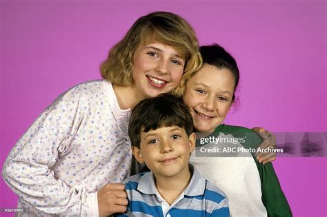 ROSEANNE - "Gallery" 1988 Alicia Goranson, Sal Barone, Sara Gilbert News Photo - Getty Images