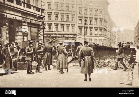 Berlin Barricade, Spartacist uprising, 1919 Stock Photo - Alamy