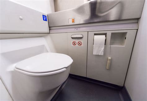 Où vont les déchets des toilettes dans les avions